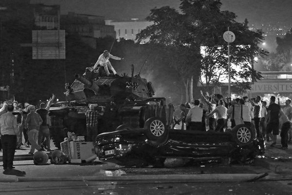 'Akar'a darbe haberini verdiğimde gülerek 'şaka mı yapıyorsun?' dedi'