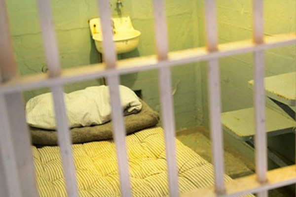 Darbeciler için 3 metrekarelik beton hücreler