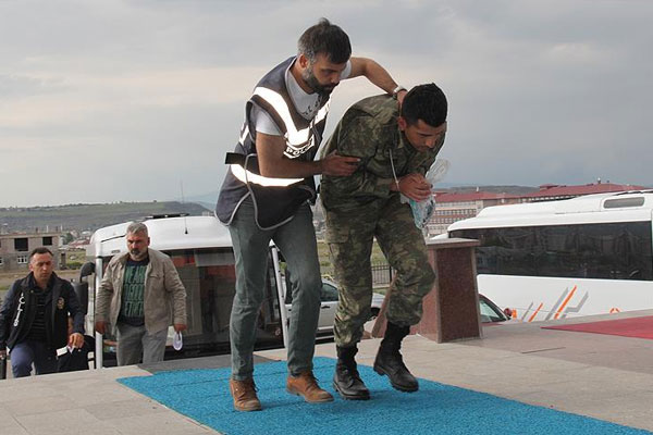 Kars'ta 19 asker tutuklandı