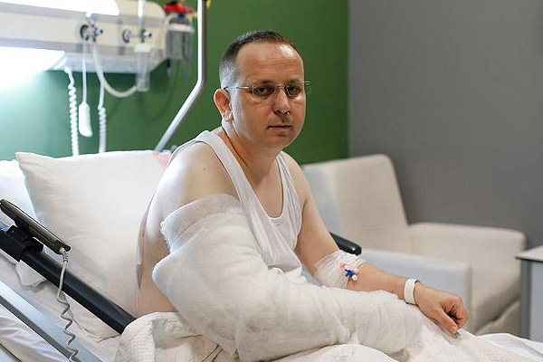 Üzerinden 2 tank geçen darbe karşıtı Sabri Ünal yaşadıklarını anlattı