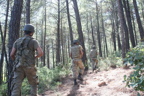 300 komando darbeci askerleri arıyor