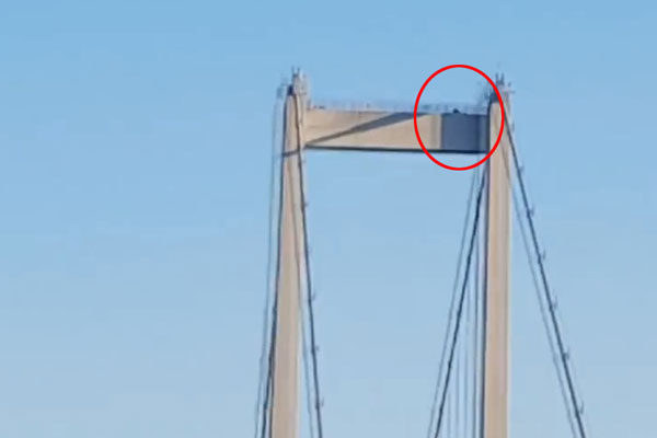 Darbeci sniper köprünün tepesindeymiş!