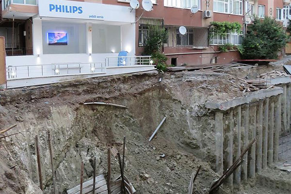 Bahçelievler'de toprak kayması