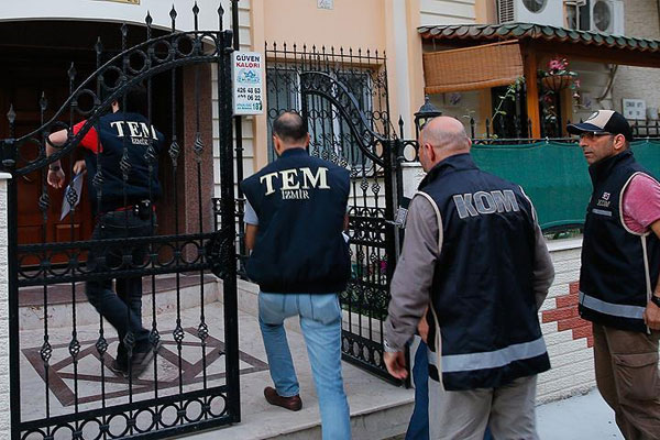 İzmir'de 11 avukat gözaltına alındı