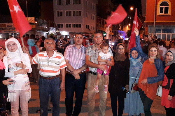 Meydanlardaki vatandaşlara Suriyeliler de katıldı