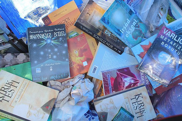 Çöpten Gülen'e ait yayınlar çıktı