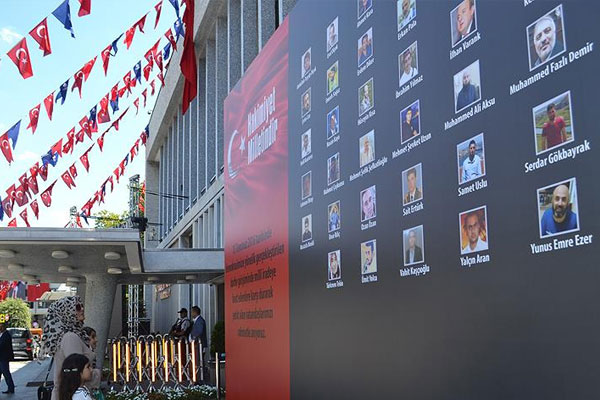 İBB'den şehitler anısına dev pano