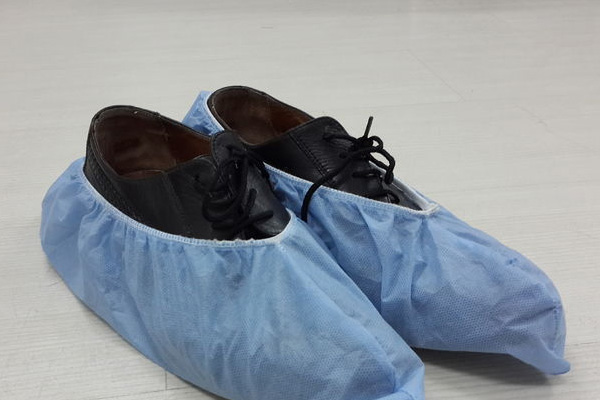 Rütbeli darbeciye galoş giydirdi