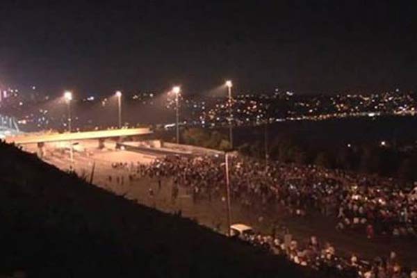 Binlerce kişi Boğaziçi Köprüsü'ne akın etti