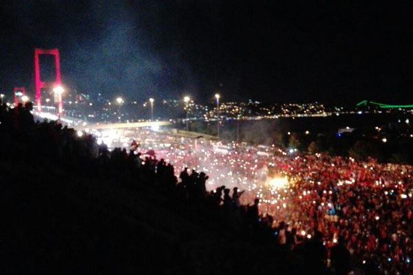 Binlerce vatandaş darbenin başladığı yerde