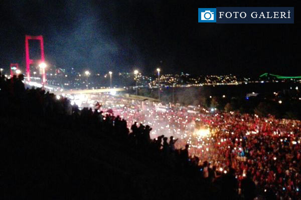 Boğaziçi Köprüsü'nde binlerce kişi yürüyor