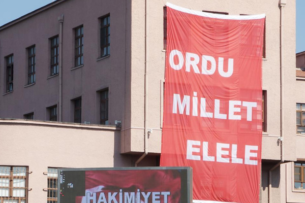 Genelkurmay Karargahına 'Ordu millet el ele' afişi
