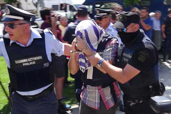 Yunanistan’daki darbeci askerler Atina’ya götürüldü