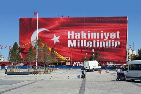 AKM’ye 'Hakimiyet Milletindir' pankartı asıldı