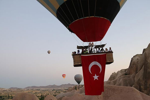 Balonlar darbe girişimine karşı havalanıyor