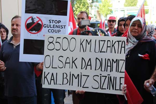 Kanada'daki Türkler FETÖ darbe girişimini protesto etti