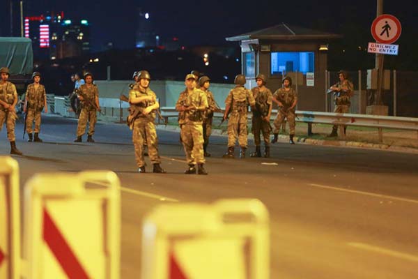 Darbeci polisleri harekete geçiren mesaj