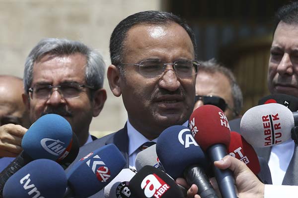 Bozdağ: ABD darbeyi Gülen'in yaptığını biliyor