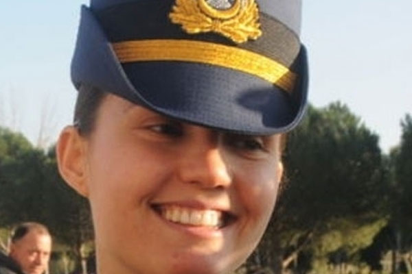 TRT binasına askerleri kadın pilot indirmiş