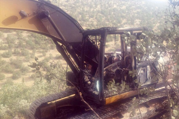 Siirt'te PKK'lılar iş makinalarını yaktı
