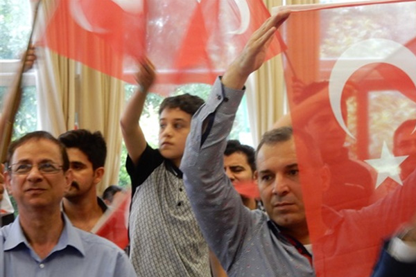 Londra'da Suriyelilerden Türkiye'ye destek