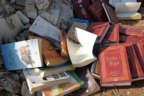 Gülen'in kitaplarını ormanda yakarken yakalandı