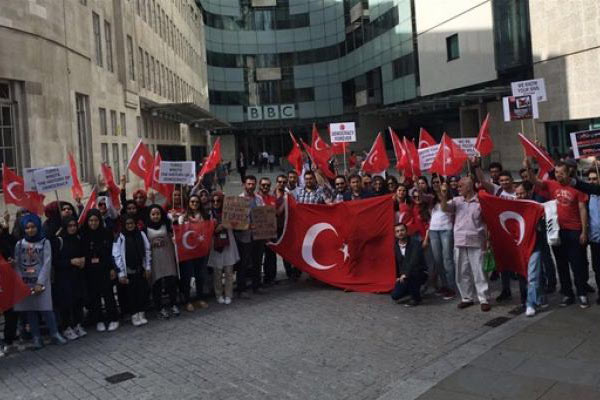 Türk vatandaşları BBC'ye çıkarma yaptı