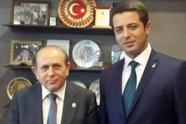 Gülen'in kitaplarını yakarken tutuklandı