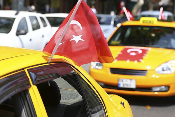 Aracını tankın altına süren taksiciye yeni araç