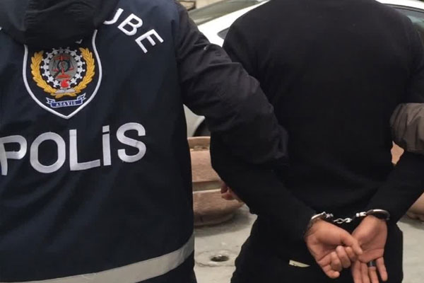 Cumhurbaşkanı ve Türk bayrağına hakarete tutuklama