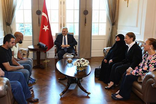 Darbe girişimine direnen vatandaşlar Başbakan ile buluştu