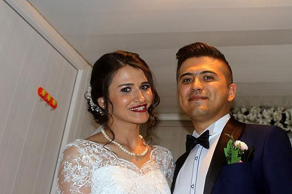 Darbenin ertelettiği düğünü yaptılar