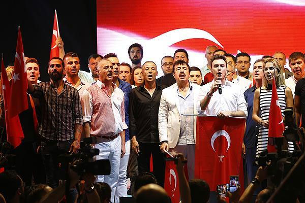 Sanatçılar 'demokrasi nöbeti'ne katıldı