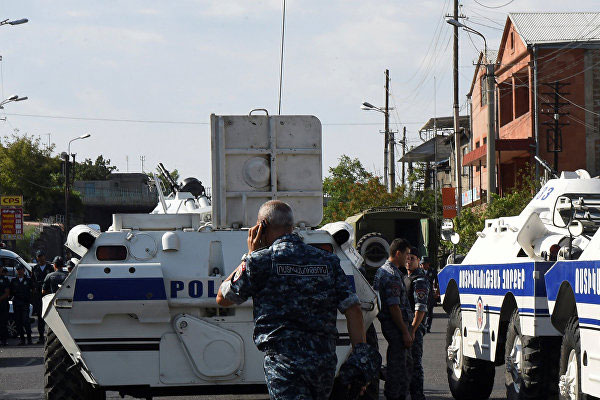 Erivan'da karakol basan iki kişi teslim oldu