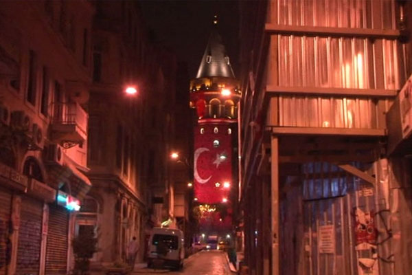 Galata Kulesi Türk bayrağına büründü