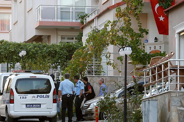 İzmir merkezli FETÖ operasyonunda 37 gözaltı
