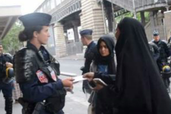 Fransız polisi mültecinin eşyalarını almasına izin vermedi