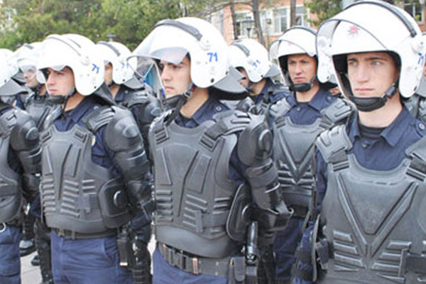 17-25 Aralık polislerine operasyon