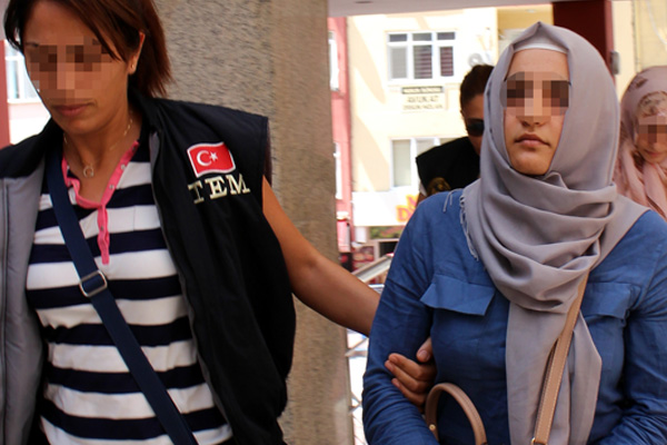 Gülen'in akrabası 'abla' evleri boşaltırken yakalandı