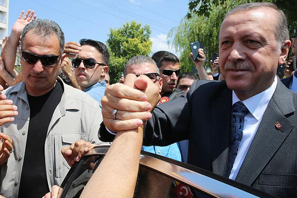 Cami ziyareti yapan Erdoğan'a yoğun ilgi