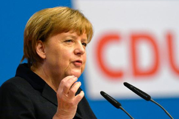 Merkel Gülen konusunda temkinli konuştu