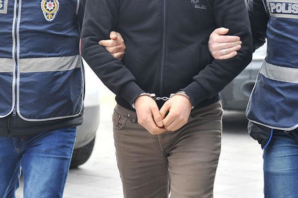 İzmir'de 'FETÖ' operasyonu: 2 tutuklama