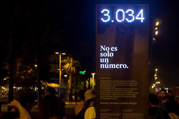 Barcelona'da Akdeniz'de hayatını kaybeden mülteciler için pano