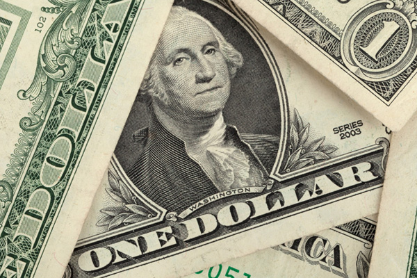 1 dolarlık bankonotlar gazetecilerin üzerinden çıktı