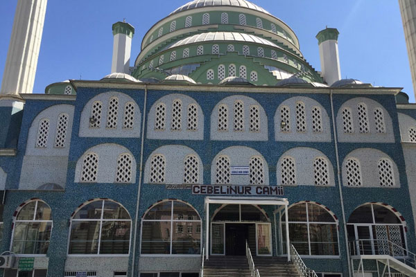 Camide ’darbe’ gerginliği