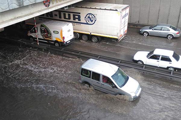 Eskişehir’de sağanak yağmur trafiği felç etti