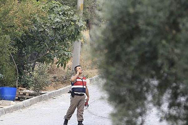 Darbeci askerler silah zoruyla ekmek çaldı