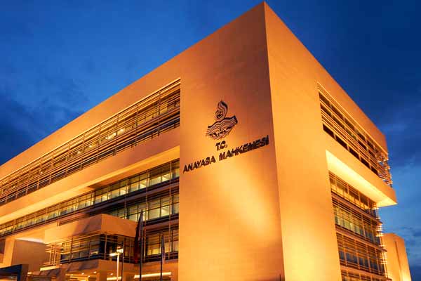 Anayasa Mahkemesi'ne FETÖ soruşturması