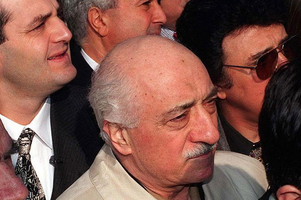 'En çok himmet toplayana Gülen'in seccadesi hediye ediliyordu'