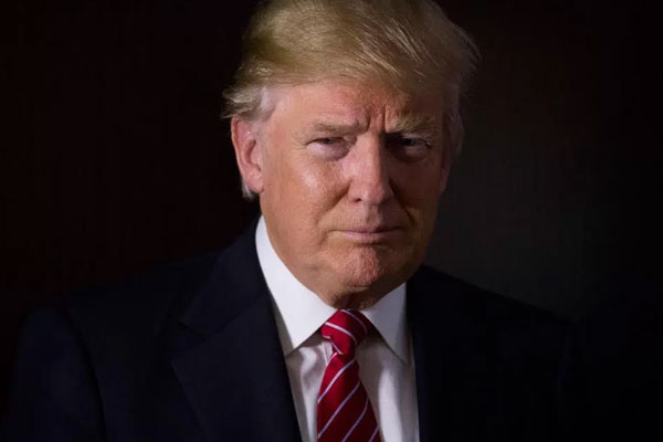 Trump asansörde kaldı